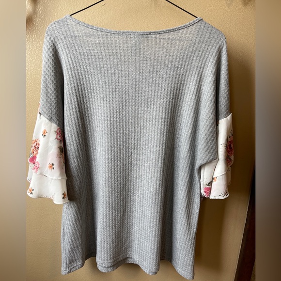 Floral flutter ruffle sleeve top - Picture 3 of 3